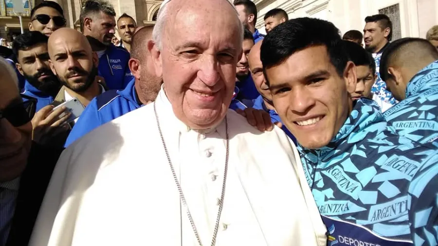 De gira por Roma con la selección nacional, el entrerriano Alexis Rebozzio conoció al Papa