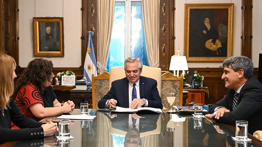 El Presidente Alberto Fernández firmó ayer el decreto reglamentario de la Ley de Prevención y Control de la Resistencia a los Antimicrobianos, cuyo objetivo es fomentar el uso responsable y regular el expendio y el consumo de estos medicamentos. El Presidente Alberto Fernández firmó ayer el decreto reglamentario de la Ley de Prevención y Control de la Resistencia a los Antimicrobianos, cuyo objetivo es fomentar el uso responsable y regular el expendio y el consumo de estos medicamentos.