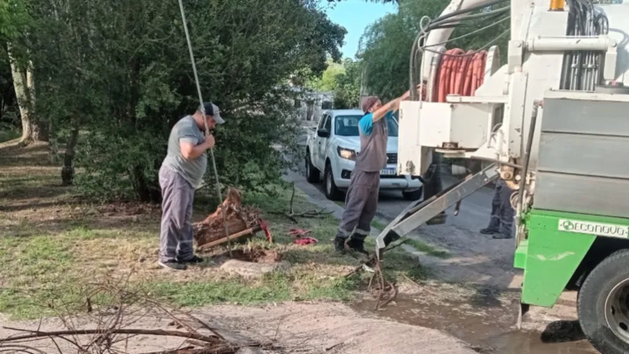 Se realizaron tareas de limpieza y desobstrucción de cañerías colectoras y cámaras. Se realizaron tareas de limpieza y desobstrucción de cañerías colectoras y cámaras.