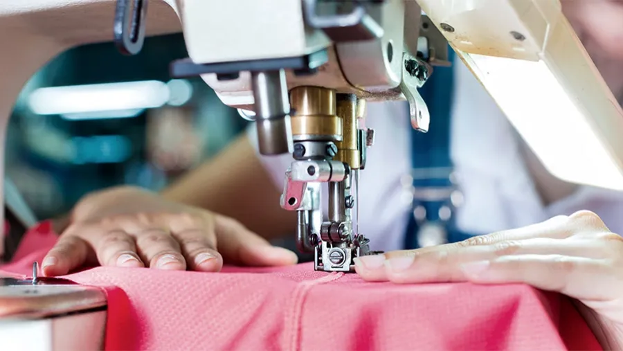 Más sectores -como indumentaria, textiles, cuero, calzado, entre otros- se suman al programa de asistencia elaborado por el Gobierno, que llega a 1,4 millones de personas. Más sectores -como indumentaria, textiles, cuero, calzado, entre otros- se suman al programa de asistencia elaborado por el Gobierno, que llega a 1,4 millones de personas.