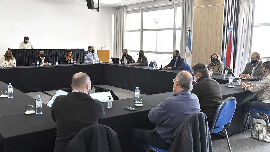 El gobernador Gustavo Bordet mantuvo un encuentro junto al intendente de Paraná, Adán Bahl e integrantes de los Comités de Emergencia Sanitaria provincial y municipal, para analizar las acciones a seguir por la circulación comunitaria del Covid 19 en la capital entrerriana. El gobernador Gustavo Bordet mantuvo un encuentro junto al intendente de Paraná, Adán Bahl e integrantes de los Comités de Emergencia Sanitaria provincial y municipal, para analizar las acciones a seguir por la circulación comunitaria del Covid 19 en la capital entrerriana.