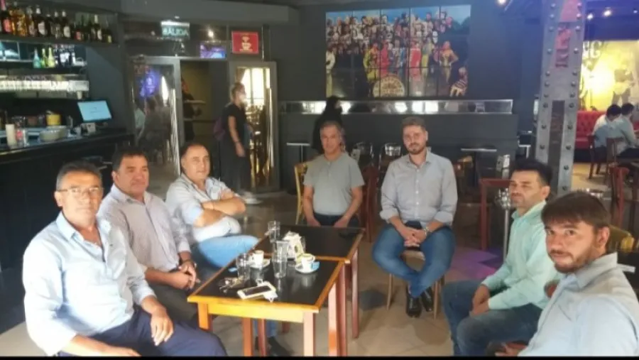 Lacoste con Roy Cortina y otros