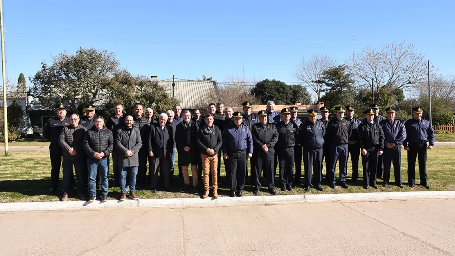 Los intendentes y autoridades policiales se reunieron en Colonia Elía para abordar estrategias comunes para consolidar la seguridad ciudadana. Los intendentes y autoridades policiales se reunieron en Colonia Elía para abordar estrategias comunes para consolidar la seguridad ciudadana.