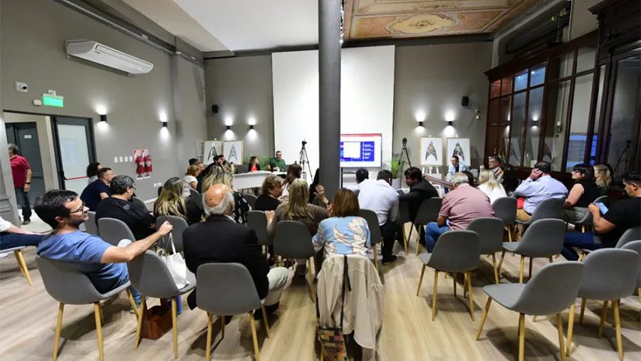 La reunión partidaria se desarrolló en el Salón “Mariano Moreno” del Concejo Deliberante de Paraná y también por vía remota. La reunión partidaria se desarrolló en el Salón “Mariano Moreno” del Concejo Deliberante de Paraná y también por vía remota.