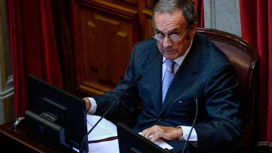 El ex gobernador santafesino Carlos Reutemann continúa con pronóstico reservado