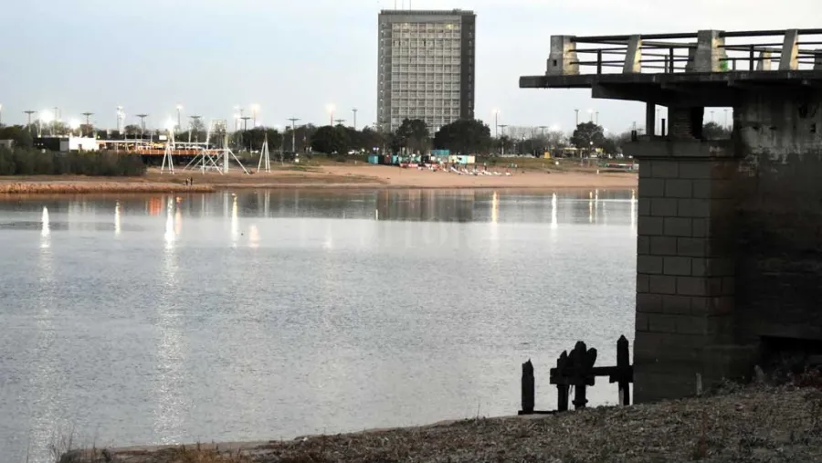 El río Paraná está al filo de igualar un récord de hace 72 años en Santa Fe