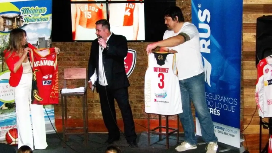 Rocamora homenajeó a Leandro Paladino en la presentación de su plantel