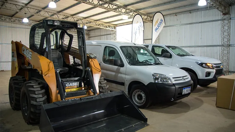 Las dos camionetas y el minicargador son parte de la inversión que recibió la Municipalidad de San José a través del programa Municipios de Pie.