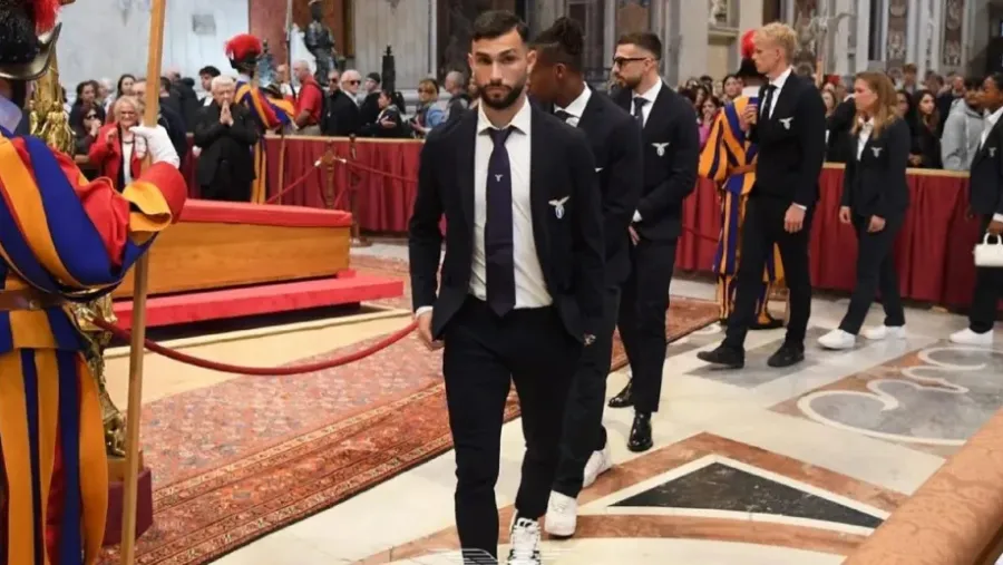 Cuatro futbolistas de la selección argentina despidieron al Papa Francisco