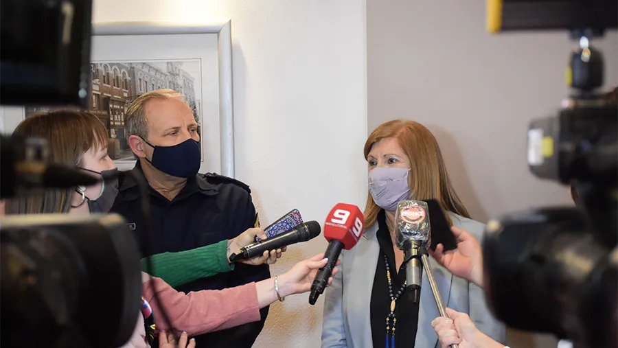 La ministra de Gobierno, Rosario Romero, felicitó a la Policía por su procedimiento para detener a presuntos estafadores.