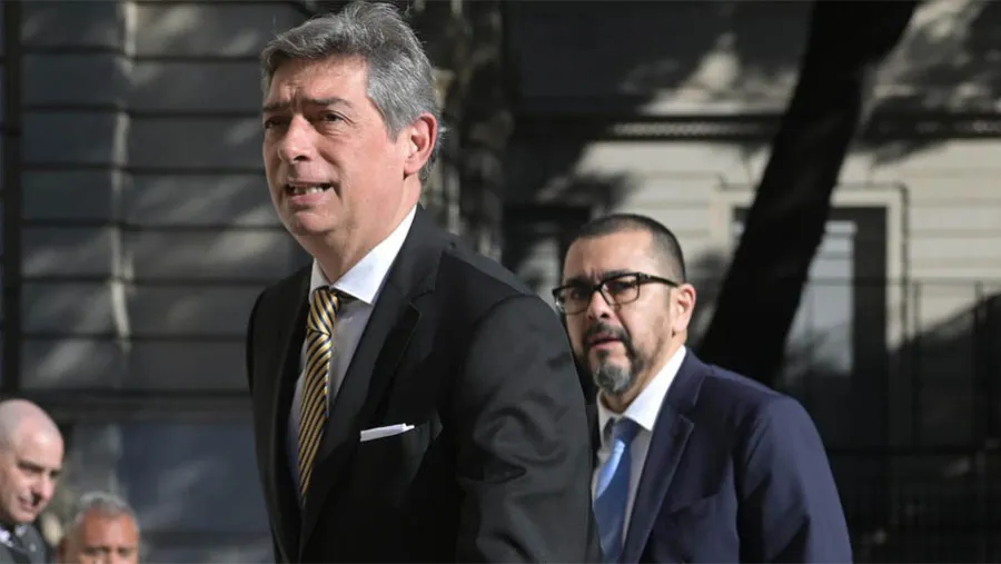 Rosatti citó el artículo de la constitución que prohíbe la dolarización. Rosatti citó el artículo de la constitución que prohíbe la dolarización.