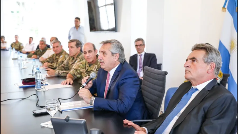 Agustín Rossi con Alberto Fernández y militares