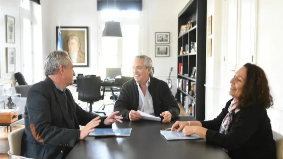 Alberto Fernández junto a Cristina Caamaño y a Agustín Rossi