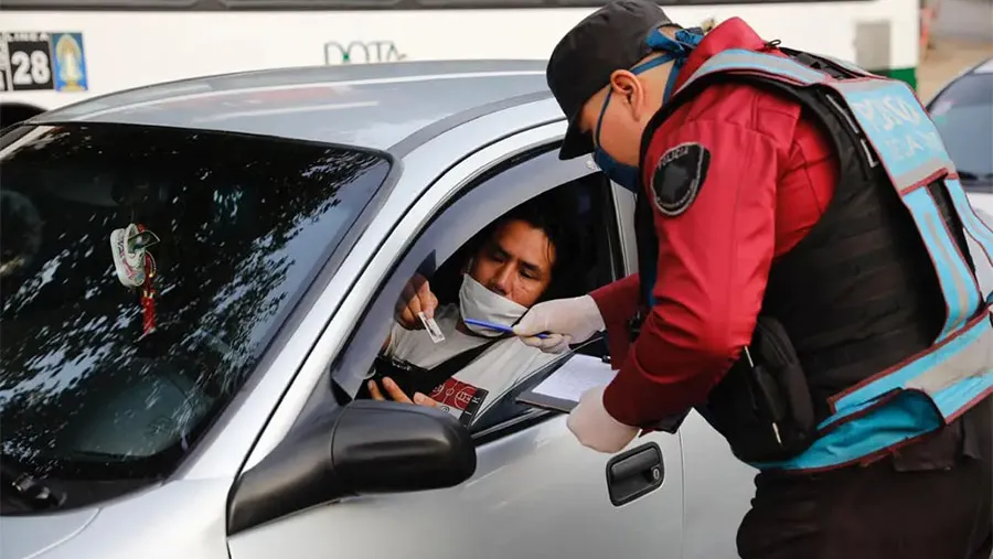 Desde el lunes, a partir de la cuarentena obligatoria, los esenciales deberán renovar el permiso de circulación.