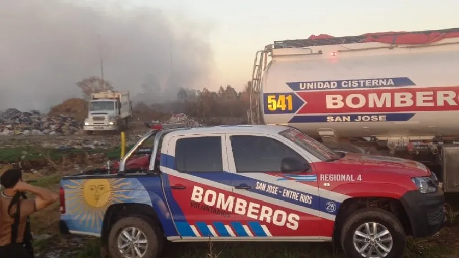 La Asociación Civil Arroyo Perucho Salvaje ha llevado ante la justicia la persistencia de los incendios en el basural municipal de San José. La Asociación Civil Arroyo Perucho Salvaje ha llevado ante la justicia la persistencia de los incendios en el basural municipal de San José.