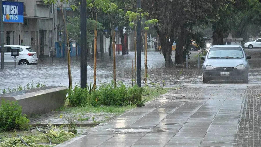 En Santa Fe hay diez familias evacuadas a raíz de la tormenta, además de muchas calles anegadas.