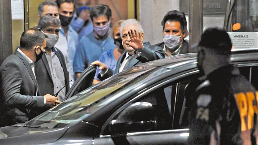 Ginés González García se olvidó que la República no tiene santos ni elegidos sino ciudadanos. La moral, en democracia, nos incluye a todos.