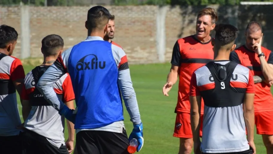 Facundo Sava entregó su primera lista de convocados y Patronato viajó a Buenos Aires