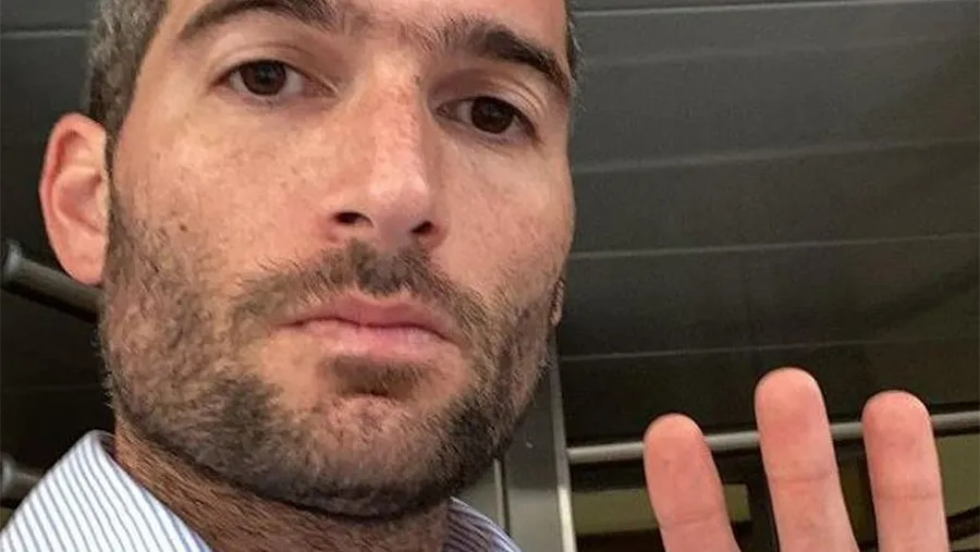 Rodrigo Sbarra habría trabajado hasta el 9 de diciembre en la oficina donde se hallaron el sobre con los diez mil dólares.