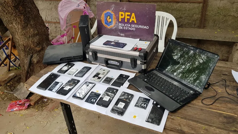 En los procedimientos se secuestraron equipos informáticos y celulares y demás soportes. Además, se identificaron a las personas involucradas