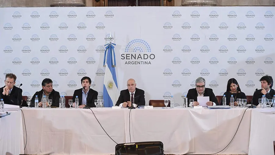 El debate en las comisiones de Presupuesto, Legislación General y Asuntos Constitucionales. El debate en las comisiones de Presupuesto, Legislación General y Asuntos Constitucionales.