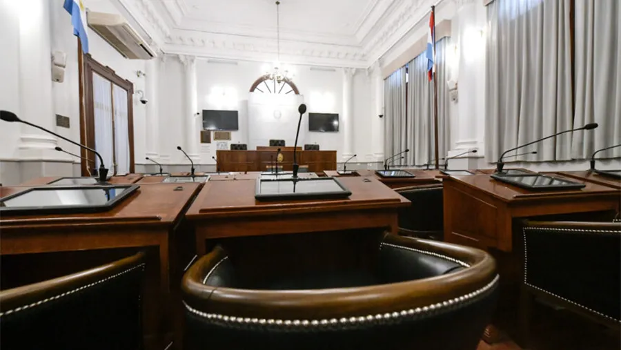 El festival de contratos en el Senado vacía a las instituciones de gobierno.