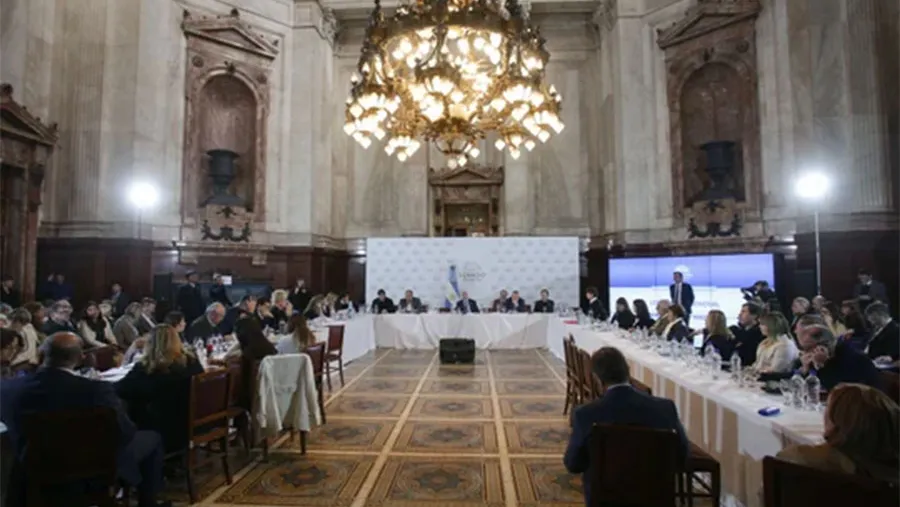 El Gobierno nacional accedió a ceder en más de 40 modificaciones que fueron motorizadas por los bloques dialoguistas nacionales y bloques pertenecientes a partidos provinciales. El Gobierno nacional accedió a ceder en más de 40 modificaciones que fueron motorizadas por los bloques dialoguistas nacionales y bloques pertenecientes a partidos provinciales.