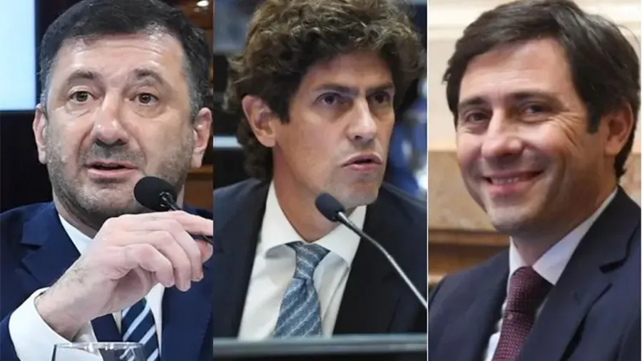 Los candidatos para presidir la Comisión Bicameral de Inteligencia, Edgardo Kueider y Martín Göerling... y en el medio de la imagen un tapado: Martín Lousteau.
