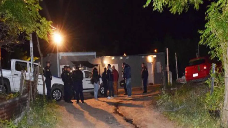 Personal policial trabajando en el lugar del triple crimen