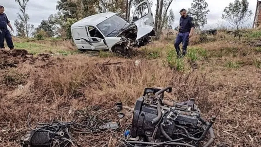 El accidente se produjo en Concordia, donde una utilitaria se despistó y como consecuencia se desprendió el motor. El conductor resultó ileso.