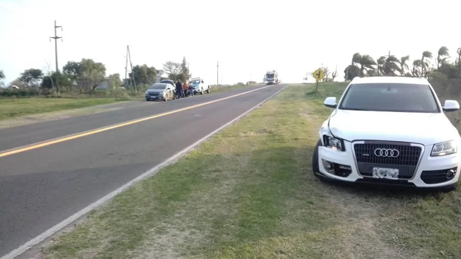 El Audi del diputado provincial Sergio Daniel Castrillon protagonizó un siniestro vial. Sin lesionados y solo se reportaron daños materiales. El Audi del diputado provincial Sergio Daniel Castrillon protagonizó un siniestro vial. Sin lesionados y solo se reportaron daños materiales.