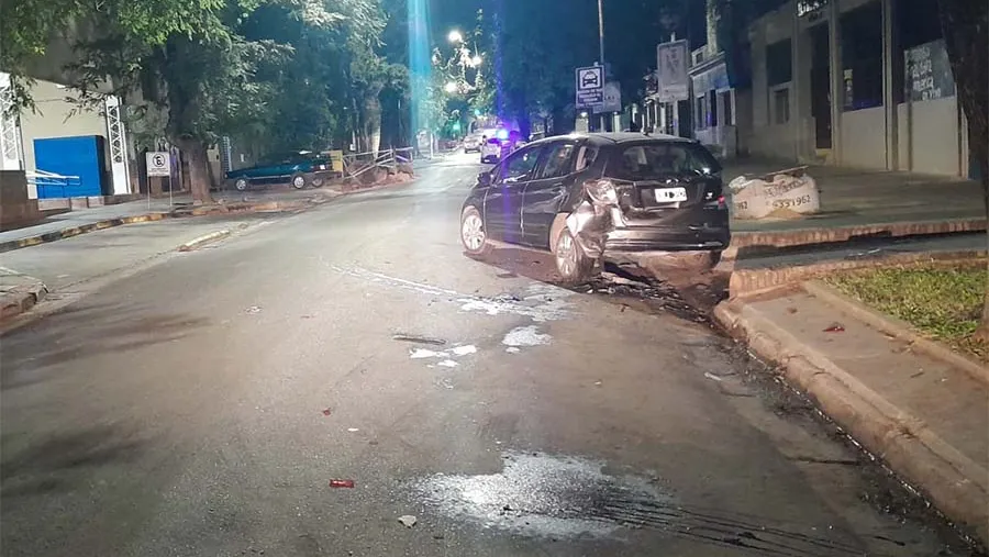 El Honda Fit fue colisionado desde atrás por un Ford Fiesta en calle La Rioja, entre Uruguay y Andrés Pazos de Paraná.
