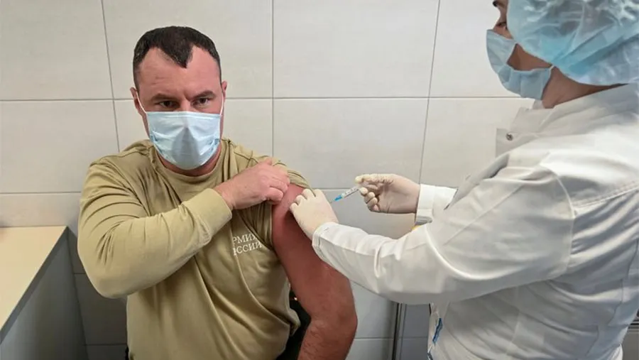 Un soldado del Ejército ruso se aplica la vacuna Sputnik V.