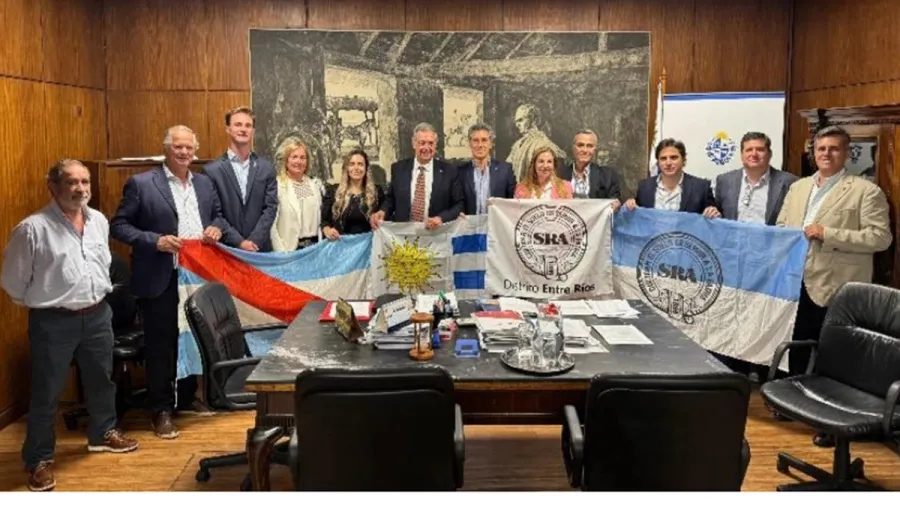 La SRA, distrito Entre Ríos, se reunió con el ministro de Agricultura del Uruguay y destacados referentes rurales del vecino país. La SRA, distrito Entre Ríos, se reunió con el ministro de Agricultura del Uruguay y destacados referentes rurales del vecino país.