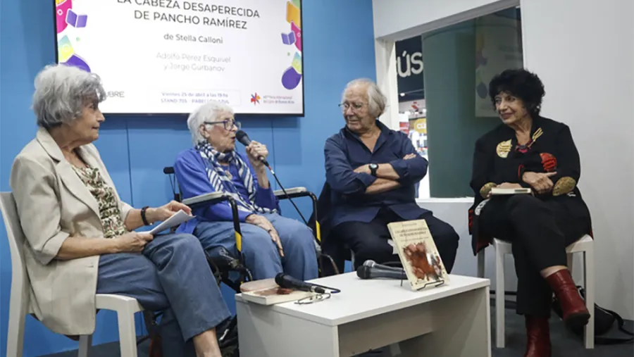 En la Feria del Libro, la escritora y periodista Stella Calloni estuvo acompañada por Adolfo Pérez Esquivel, Luisa Valenzuela y Marta Vassallo. “La memoria no es para quedarnos en el pasado sino para iluminar el presente. Stella trajo la memoria de un momento de la lucha de liberación del pueblo”, señaló el Premio Nobel de la Paz y militante por los derechos humanos. 
