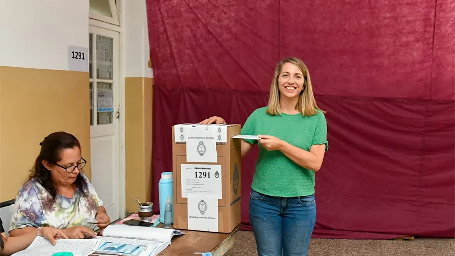 Laura Stratta votó la Escuela Secundaria N° 15 “Don Antonio Casanovas” de Victoria.