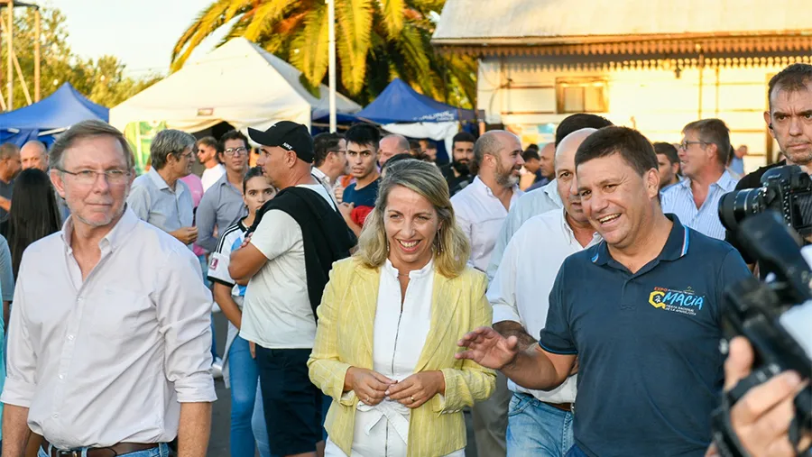 “Cada acción de gobierno apunta a fortalecer al sector productivo”, sostuvo la vicegobernadora Laura Stratta en la inauguración de la Fiesta Nacional de la Apicultura en Maciá. “Cada acción de gobierno apunta a fortalecer al sector productivo”, sostuvo la vicegobernadora Laura Stratta en la inauguración de la Fiesta Nacional de la Apicultura en Maciá.