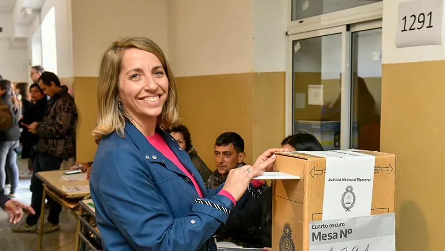 La vicegobernadora Laura Stratta votó en Victoria y destacó la importancia del acto democrático. 