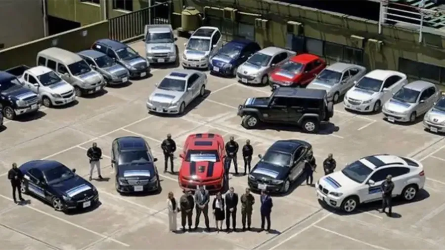 Lujos. Una Ferrari, autos de colección y de alta gama que pertenecieron al clan Loza fueron decomisados y están en poder del Estado. La mansión y un departamento del capo narco Esteban Alvarado fueron rematados, pero nadie quiso comprarlos.