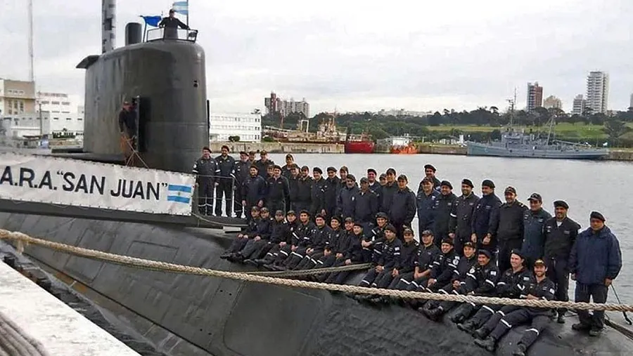 El ARA San Juan se hundió en el Mar Argentino el 15 de noviembre de 2017 con 44 tripulantes a bordo. Y recién fue hallado el 17 de noviembre de 2018, por la compañía Ocean Infinity a unos 500 kilómetros de Comodoro Rivadavia y a una profundidad de 900 metros. 