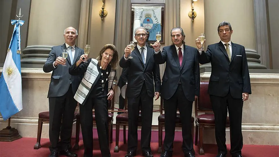 Los jueces de la Corte Suprema de Argentina Ricardo Lorenzetti (izquierda), Elena Highton de Nolasco (recién renunciada), Carlos Rosenkrantz, Juan Carlos Maqueda y Horacio Rosatti, recién elegido presidente. Los jueces de la Corte Suprema de Argentina Ricardo Lorenzetti (izquierda), Elena Highton de Nolasco (recién renunciada), Carlos Rosenkrantz, Juan Carlos Maqueda y Horacio Rosatti, recién elegido presidente.