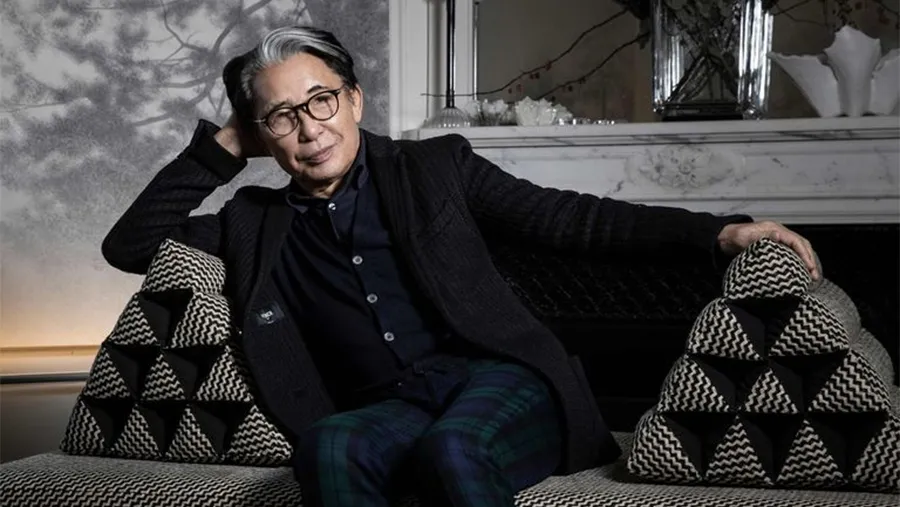 Kenzo Takada, en su casa de París en 2019. Fue el primer creador japonés en conquistar París y abrir el camino internacional a compatriotas como Yohji Yamamoto o Issey Miyake.
