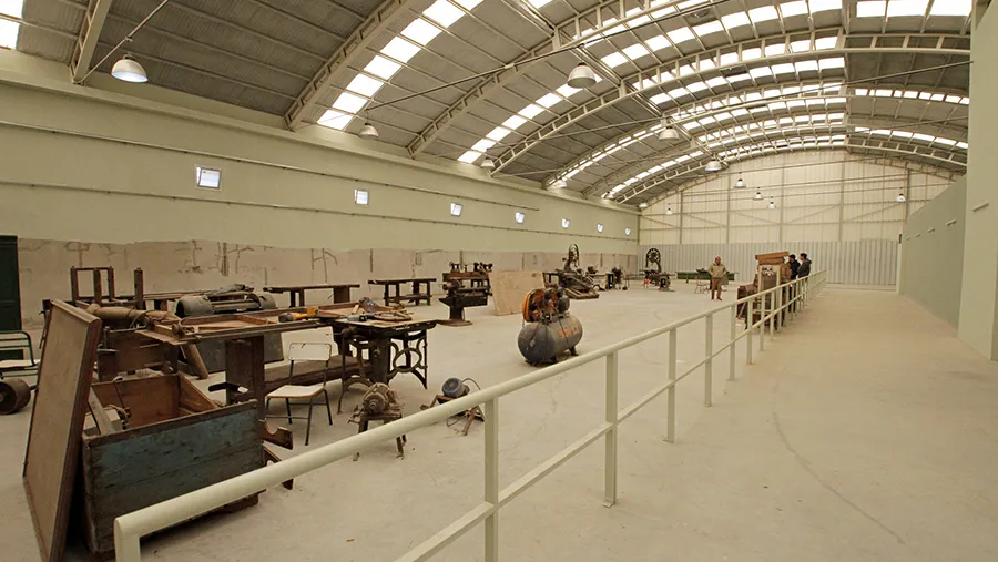 El taller Antequeda en Bajada Grande está siendo reacondicionado para volver a fabricar mobiliario escolar.