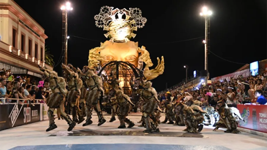 La comparsa Ará Yeví del Club Tiro Federal fue la responsable de inaugurar la segunda noche del Carnaval del País. Crédito foto: Prensa Carnaval. La comparsa Ará Yeví del Club Tiro Federal fue la responsable de inaugurar la segunda noche del Carnaval del País. Crédito foto: Prensa Carnaval.