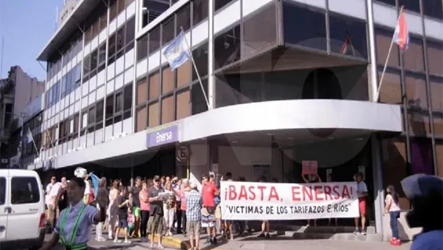 Imagen de archivo de vecinos y usuarios reclamando por las altas tarifas del servicio eléctrico.