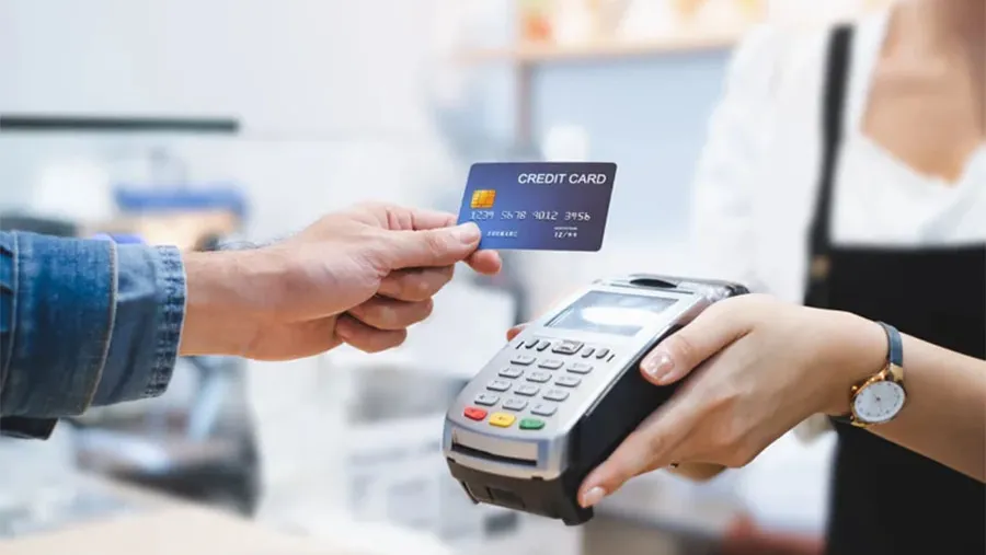 En julio, las operaciones con tarjetas de crédito aumentaron solo un 2,5 por ciento respecto al mes pasado, por debajo de la inflación del 7,4 por ciento. En julio, las operaciones con tarjetas de crédito aumentaron solo un 2,5 por ciento respecto al mes pasado, por debajo de la inflación del 7,4 por ciento.