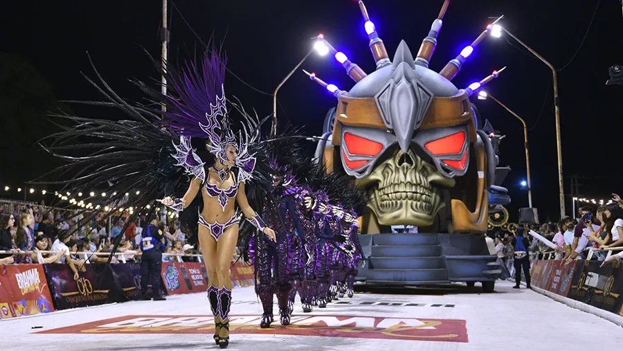 Kamarr (Centro Cultural y Social Sirio Libanés) será la encargada de abrir esta noche en el Corsódromo el Carnaval del País. Foto: Prensa del Carnaval. Kamarr (Centro Cultural y Social Sirio Libanés) será la encargada de abrir esta noche en el Corsódromo el Carnaval del País. Foto: Prensa del Carnaval.