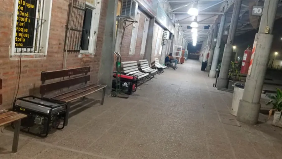 En la Terminal de Ómnibus de Gualeguaychú cortaron la luz por falta de pago y se ven obligados a utilizar generadores.