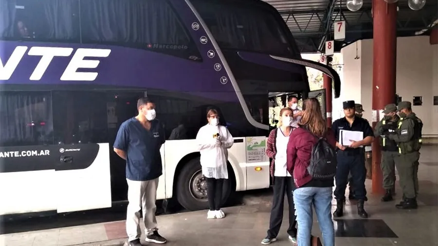 En la Terminal de Ómnibus de Paraná siguen los operativos a raíz de la llegada de los micros que ingresan provenientes de otras ciudades o países limítrofes.