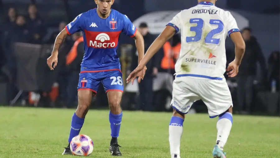 Tigre le ganó sobre la hora a Vélez y profundizó su mal momento en la Liga Profesional Tigre le ganó sobre la hora a Vélez y profundizó su mal momento en la Liga Profesional